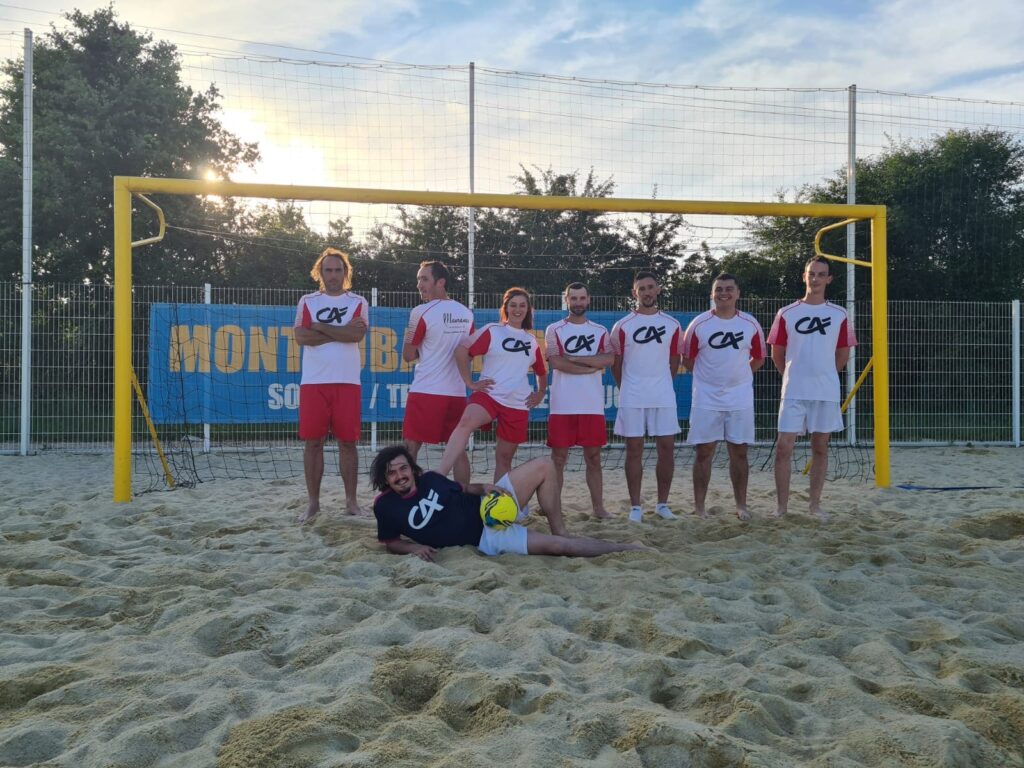 Cette photo illustre un moment convivial lors de tournois sportifs à Montauban. L'image montre une équipe souriante sur un terrain de sable, prête à relever le défi sportif dans un cadre ensoleillé et dynamique. Parfaite pour promouvoir l'esprit d'équipe et les événements sportifs locaux !